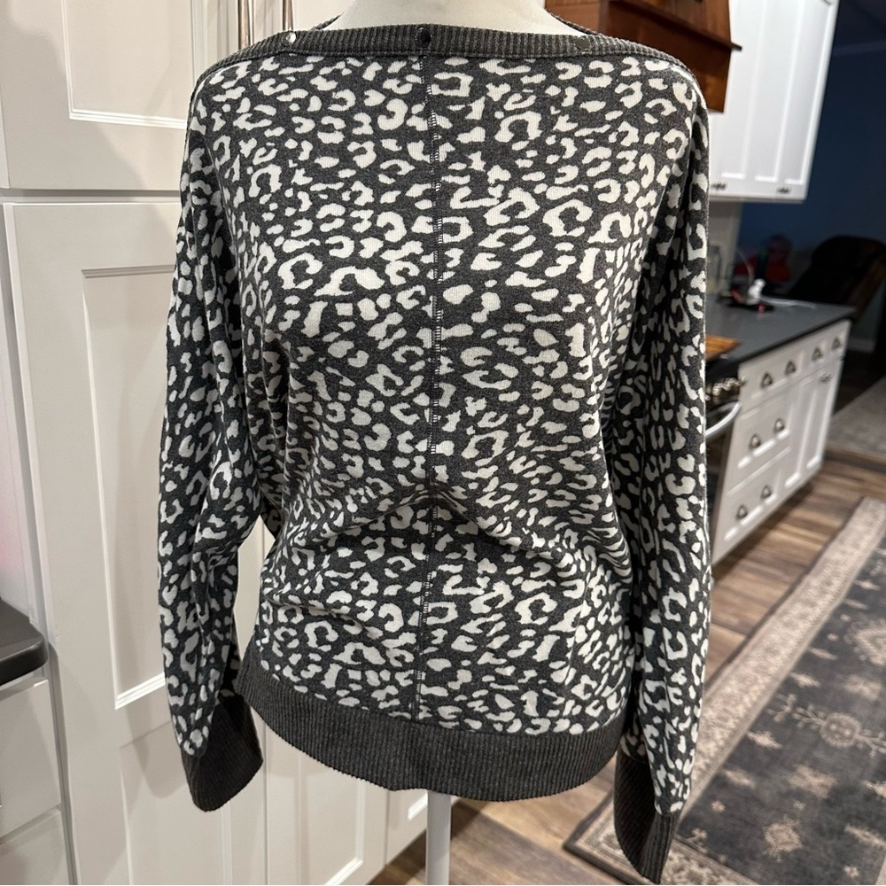 Vince Camuto Gray Leopard Print Snap Collar Boxy Dolman Sleeve Sweater Size M